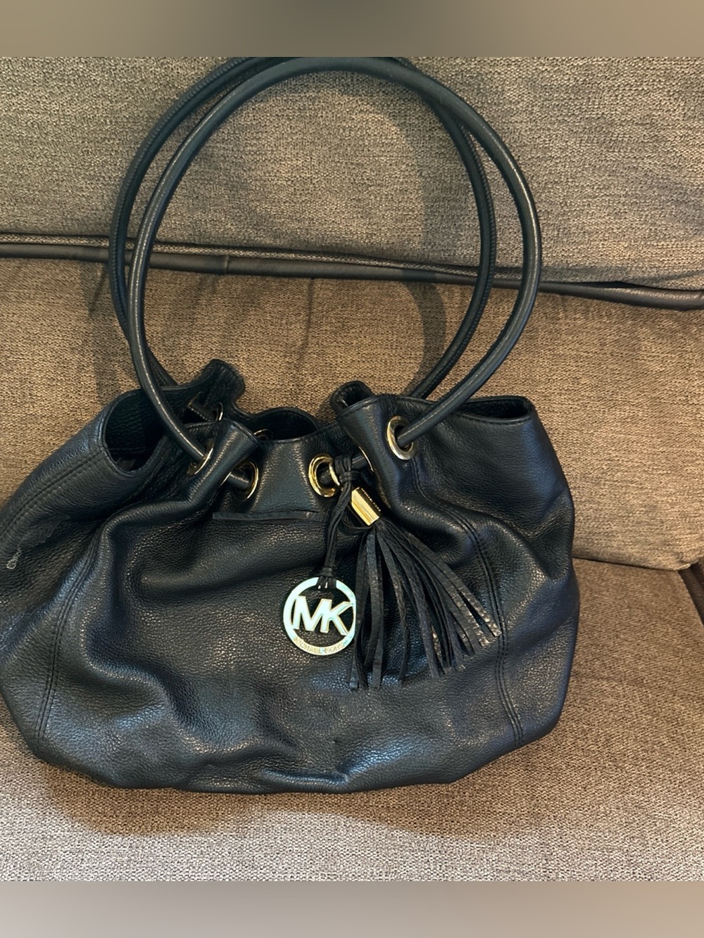 MICHAEL KORS RING TOTE,BLACK LEATHER,GOLD MK LOGO, TASSEL SHOULDER BAG